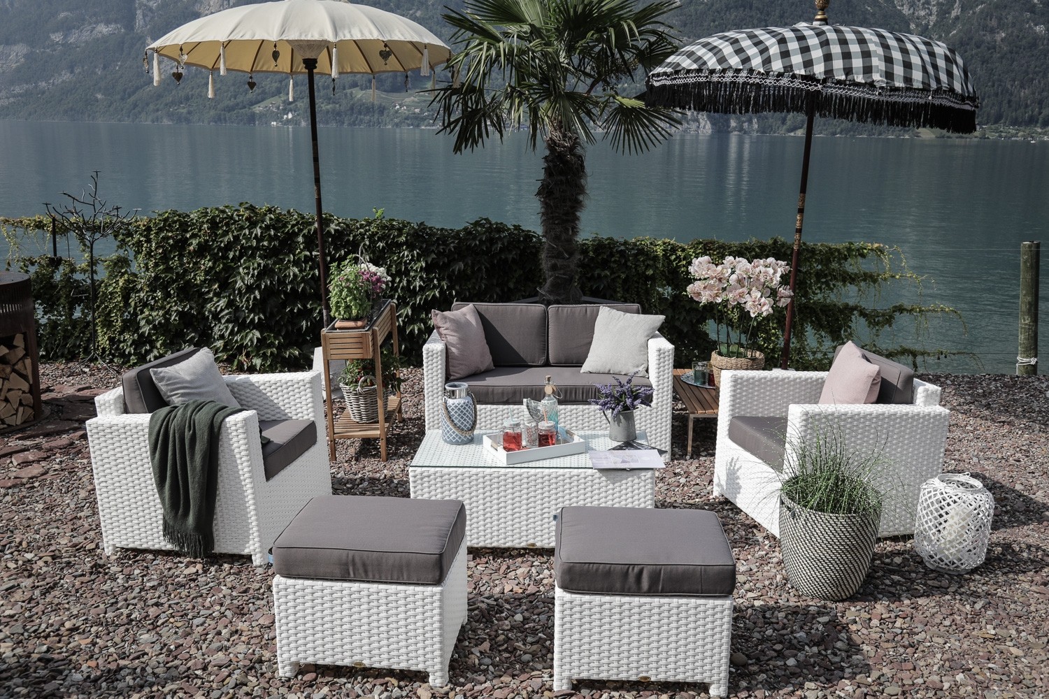 Edle Rattan Lounge in weiss - romantisch und gemütliche Gartenmöbel für
