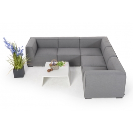 Outdoor Ecklounge mit Blumendeko