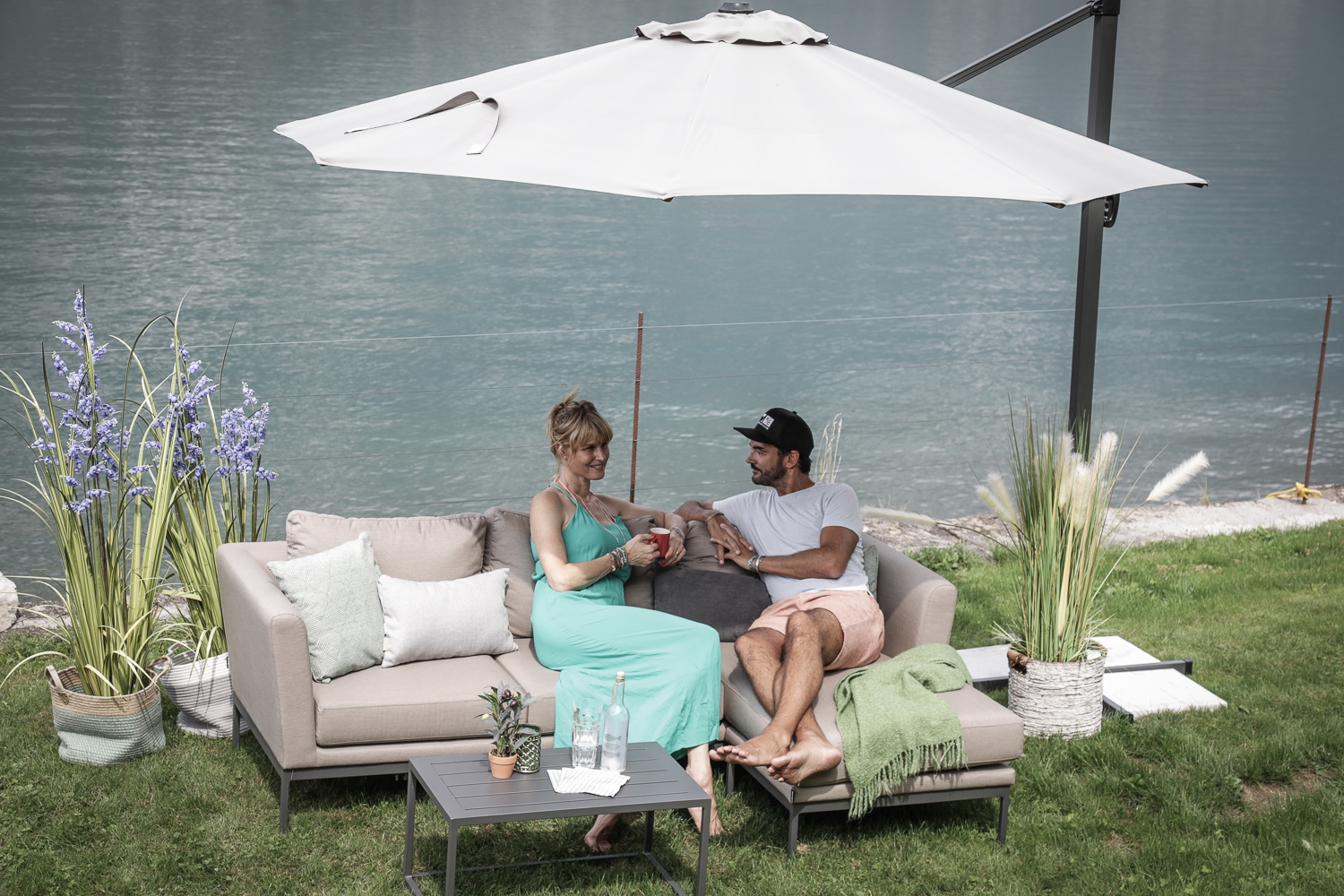 Wetterfeste Gartenlounge mit Sonnenschutz